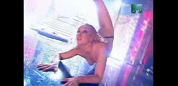  Flexible blonde stripper on stage